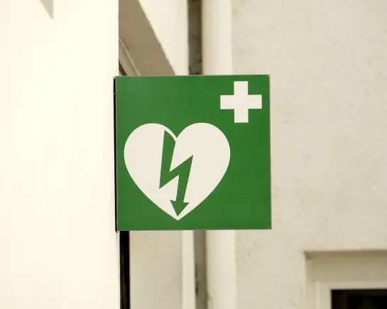 Défibrillateur cardiaque DAE avec ses électrodes et son boîtier portable