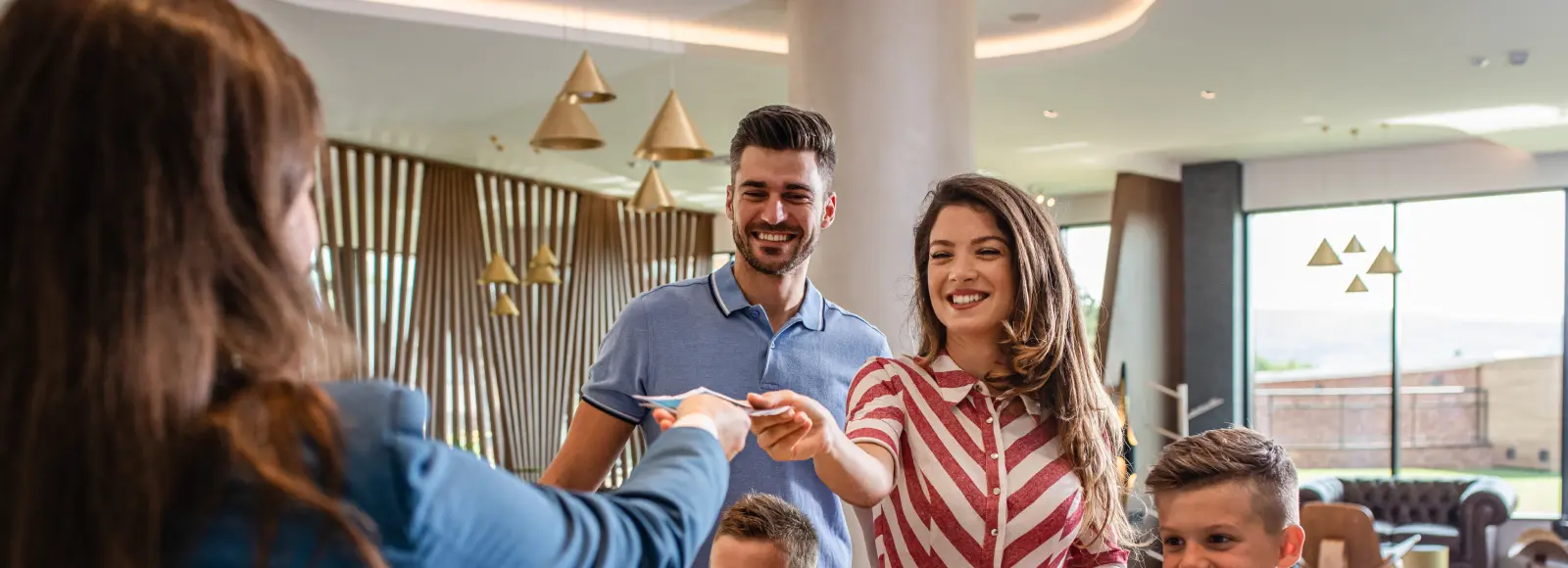 Couple payant dans un restaurant