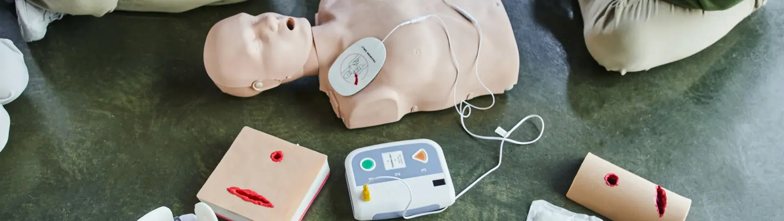 Mannequin de formation avec electrode de défibrillateur